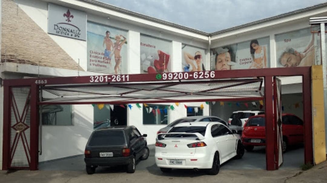 Fachada da Donnaliz Estética com o portão vermelho e o número 4863