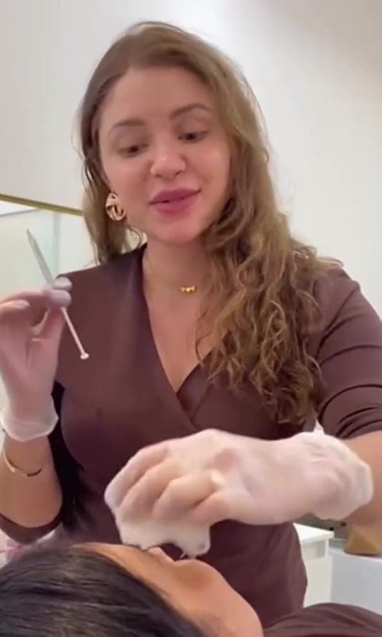 Doutora preparando um procedimento facial na maca