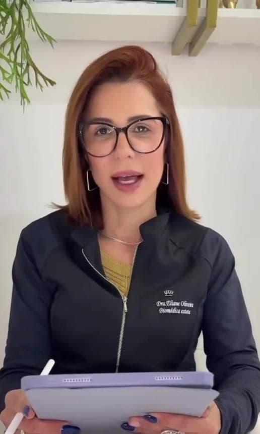 Doutora da clínica de jaleco, com o tablet da avaliação