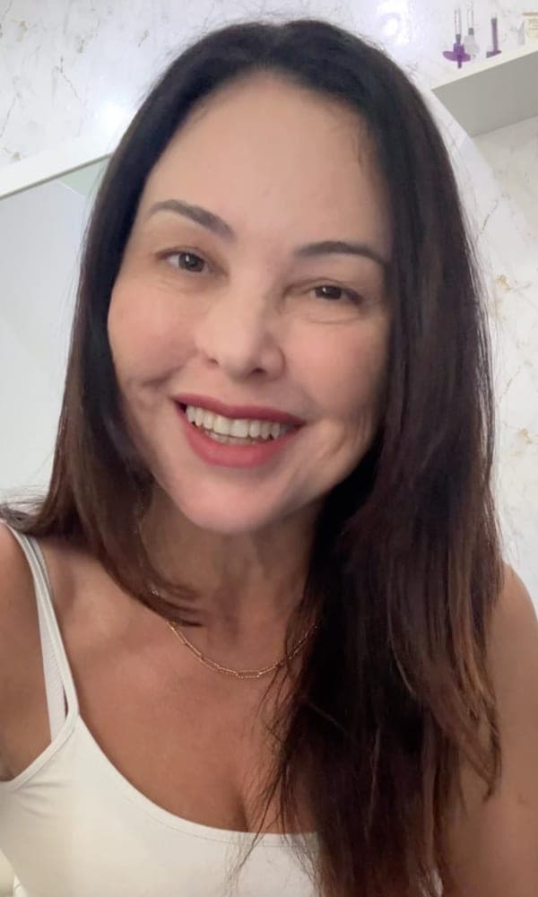 Profissional da Donnaliz sorrindo na clínica