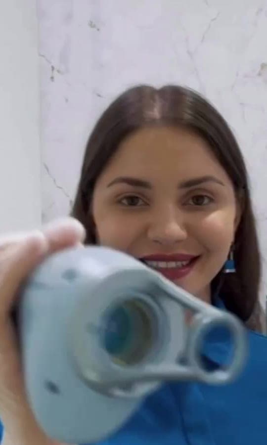 Profissional da clínica com o aparelho de Laser Lavieen