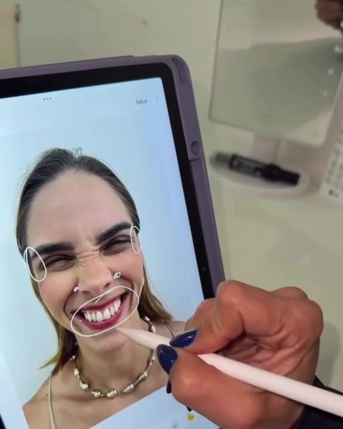 Tablet da avaliação com o rosto da cliente marcado para o planejamento